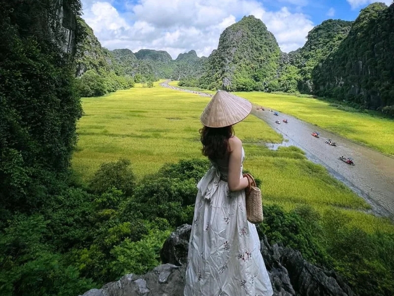 Các địa điểm du lịch nổi tiếng và khoảng cách di chuyển từ Elegance Ninh Bình đến Chùa Vàng